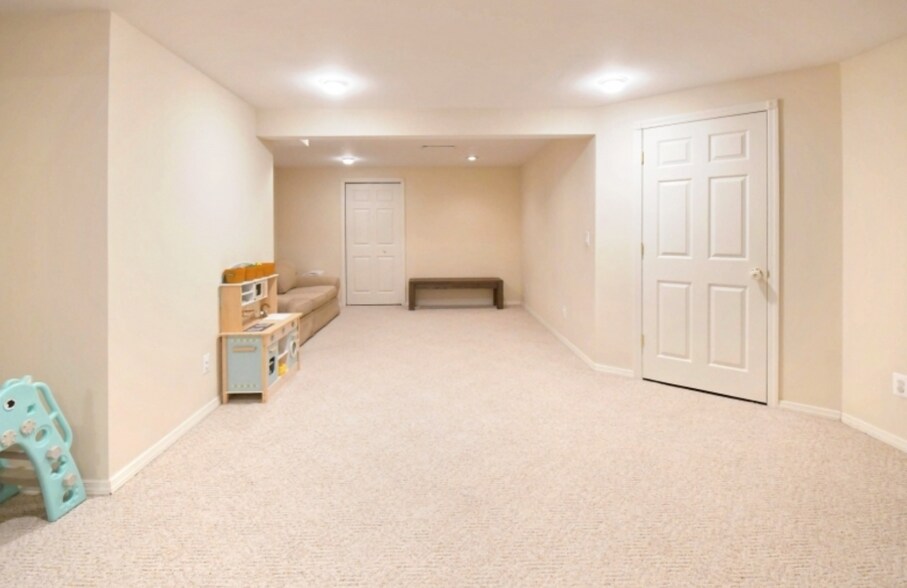 Building Photo - 25 Patriot Hill Dr