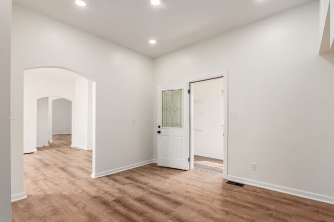 Building Photo - 865 Old Leonard Ave