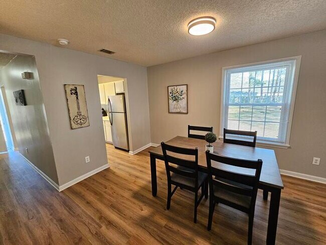 Building Photo - Furnished Mid term Rental