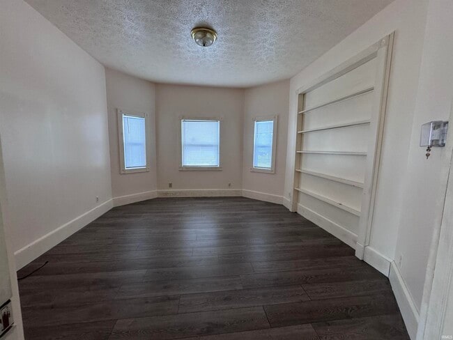 Building Photo - 614 W Charles St