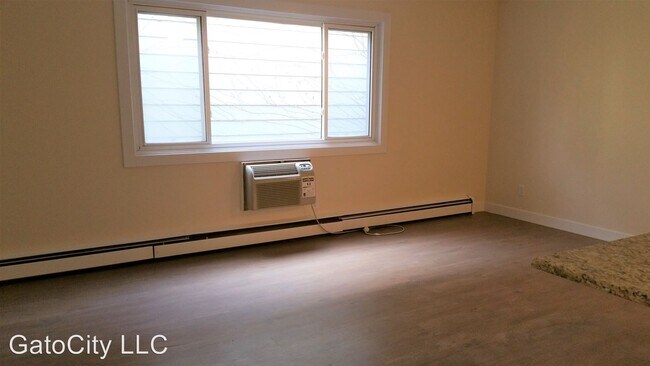 Building Photo - 1535 N Van Buren St