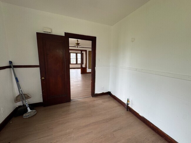Building Photo - 11125 Cloverlawn Ave