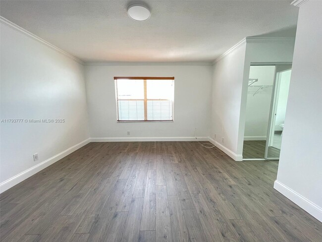 Building Photo - 211 E Riverbend Dr