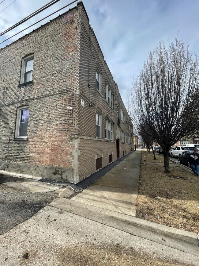 Building Photo - 2651 W 65th St