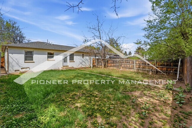 Building Photo - Updated 1/2 Duplex with Washer/Dryer and Fenced Yard