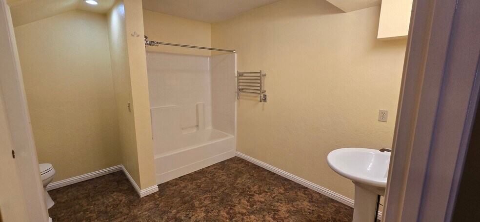 Building Photo - 5200 Montecito Ave