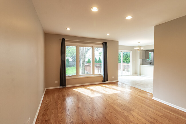 Building Photo - 690 Greenview Ln