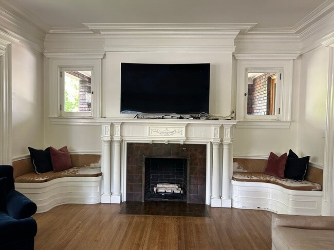 Building Photo - 6 Bed/2.5 Bathroom house in Provo!
