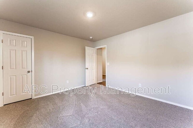 Building Photo - 4405 SW Sackett Ave