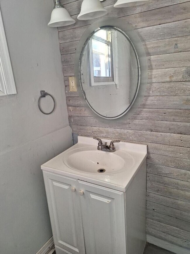 Building Photo - Pet Friendly 5 Bedroom Home in York!