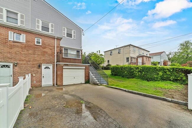 Building Photo - 129 Drake Ave