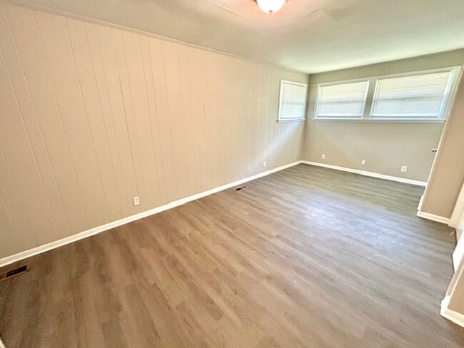 Building Photo - 3902 Lakeview Dr NW