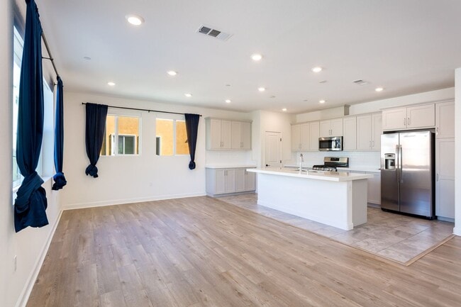 Building Photo - Contemporary Living in the Heart of Millenia