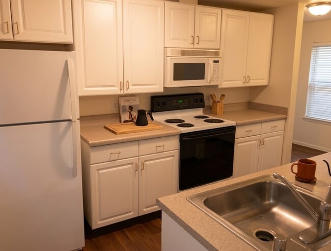 Building Photo - Spacious 1BR w/ Off-Street Parking | Quiet 4-Unit Building + Pet Friendly