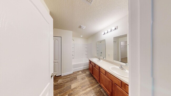 Building Photo - 4/2 Big Family Home In Adams Lake Availabl...