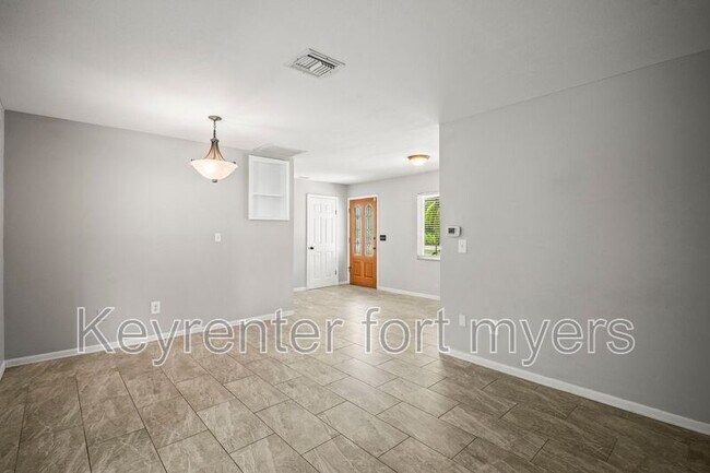 Building Photo - 2210 Parkview Dr