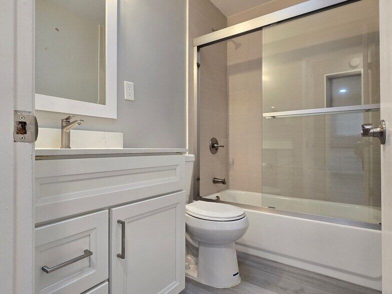 Building Photo - 3756-3762 Poinciana Dr