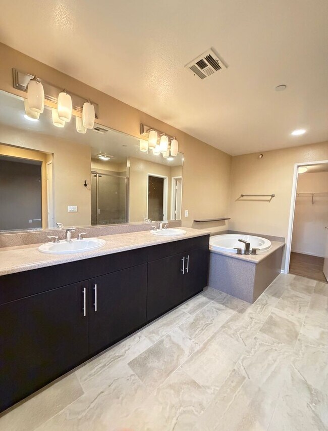 Building Photo - Unbeatable Downtown Escondido Townhome