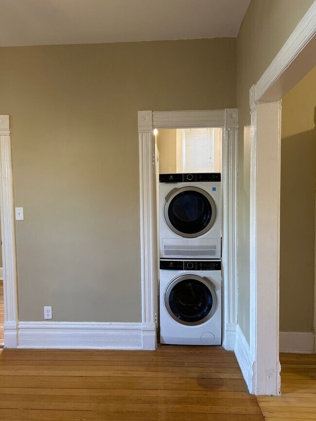 Building Photo - 862 N Hermitage Ave