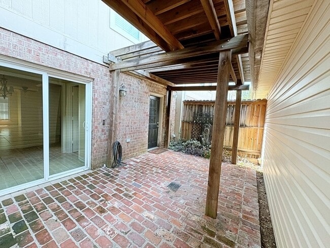 Building Photo - Custom Remodeled Townhome off Jefferson Hwy