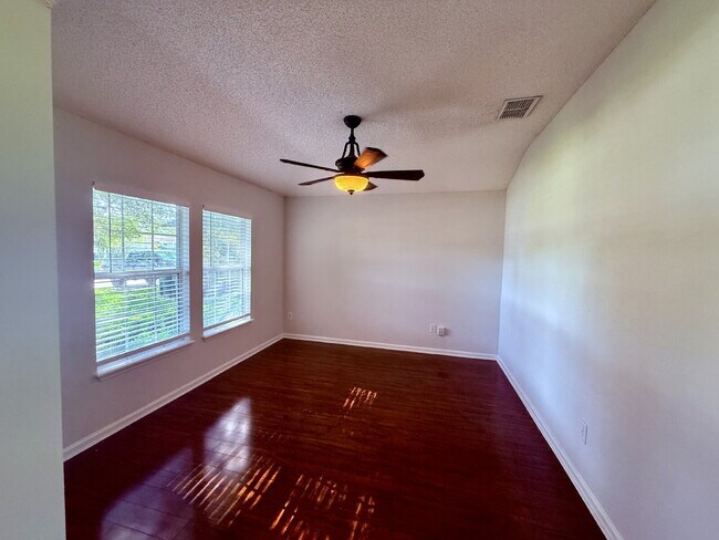 Building Photo - Stunning Lakefront Retreat: 3BR/2BA Home w...