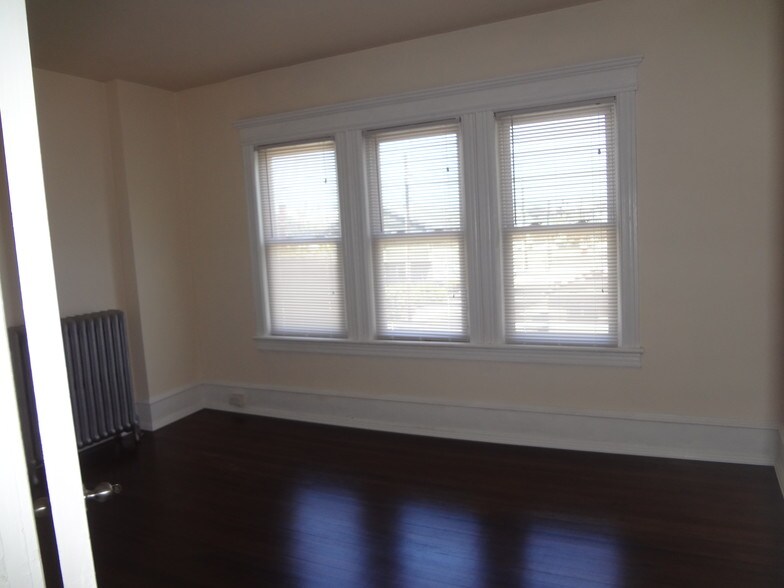 Building Photo - 2 N Austin Ave