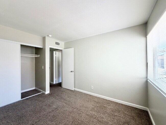 Building Photo - HIVE SUMMER MOVE-IN SPECIAL: 3 BEDROOM CONDO | COMMUNITY POOLS + WALKING TRAILS | CENTRAL LAS VEG...