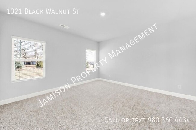 Building Photo - 1321 Black Walnut St