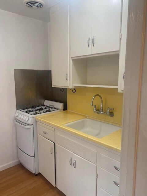 Kitchen with original tile (1964) - 352 W Main St