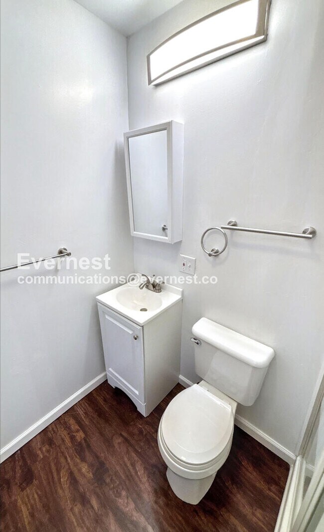 Building Photo - 3 Bed/2 Bath Home with Fenced Yard / Available Now!