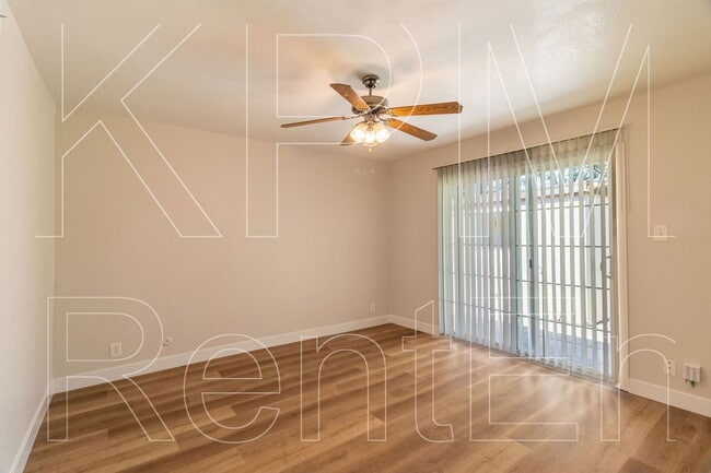 Building Photo - 443 E Robinhood Dr