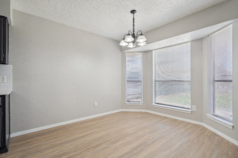 Building Photo - 2804 S Meadow Dr