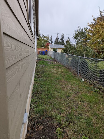 Side yard- fenced (back and side yard) - 713 E Main St