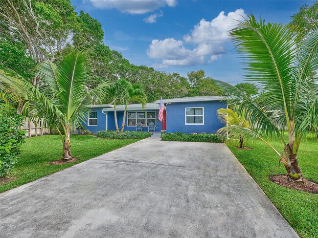 Building Photo - 801 NE 15th St