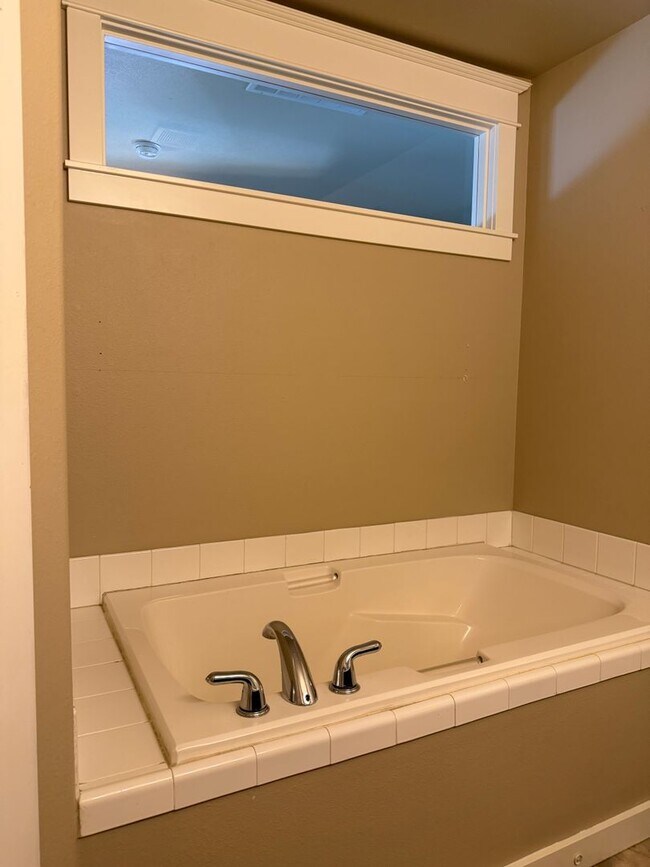 Building Photo - 61112 Snowbrush Dr