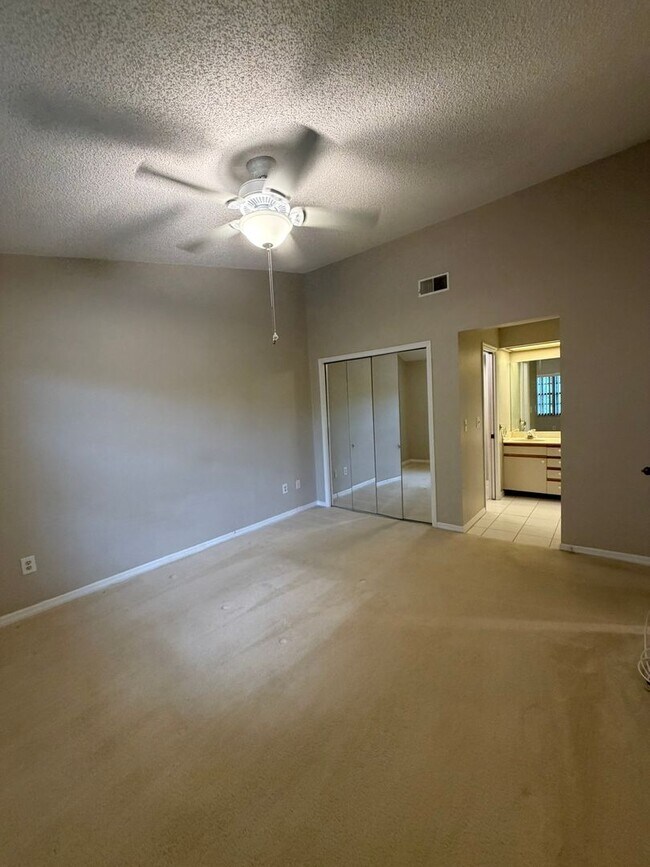 Building Photo - Perfect Condo in Dunedin