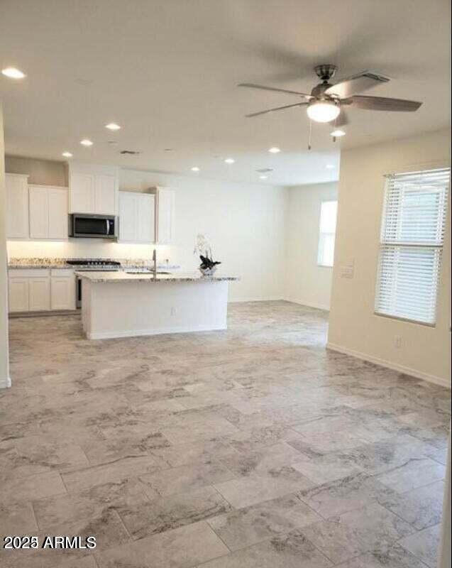 Building Photo - 1912 E Rosemary Dr