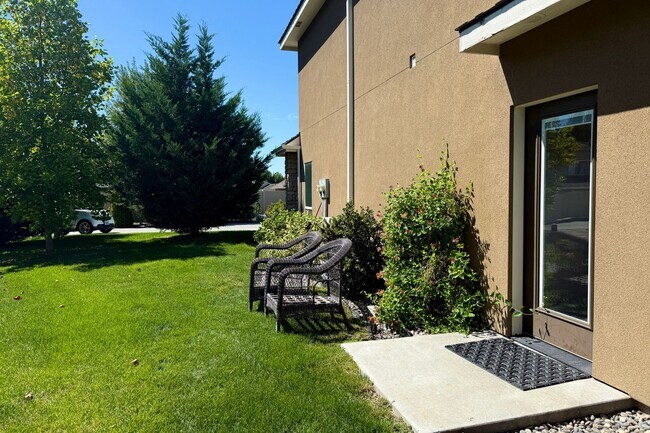 Building Photo - 22 NE Hadley Way