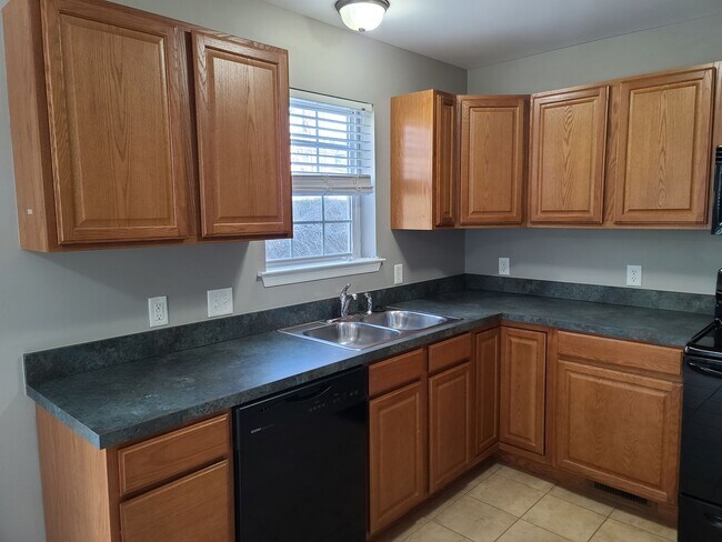 Building Photo - 3 bedroom,  2 1/2 bath town home in Waynesboro PA END UNIT
