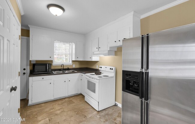 Building Photo - 927 E College St