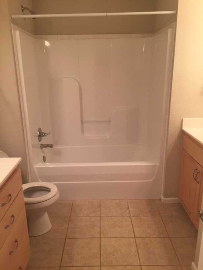 Building Photo - Lake Estates 4 bed 2.5 bath 3 car garage home!