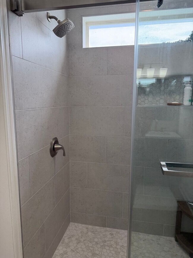 Building Photo - 10 Cobblestone Ct