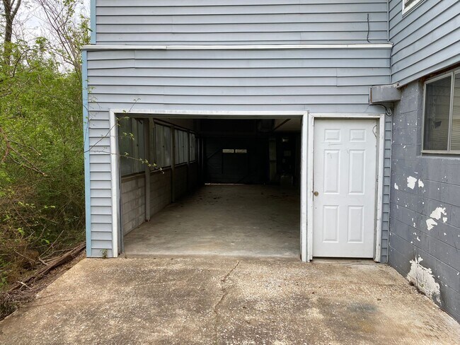 Building Photo - Newly remodeled 2 bed 1 bath home in Red B...