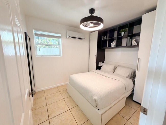 Building Photo - 511 NE 161st St