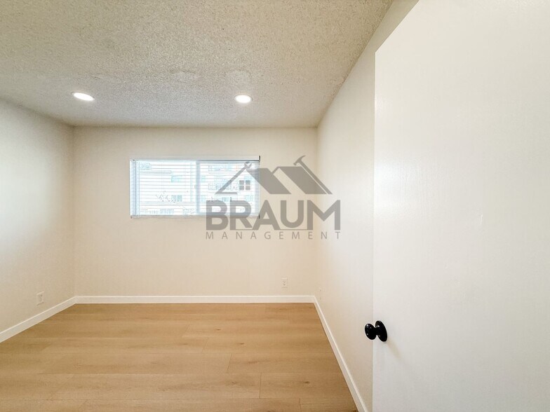 Building Photo - 14801 Delano St