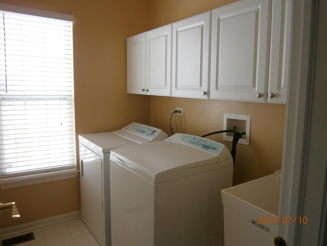 Building Photo - 431 Nelson Dr