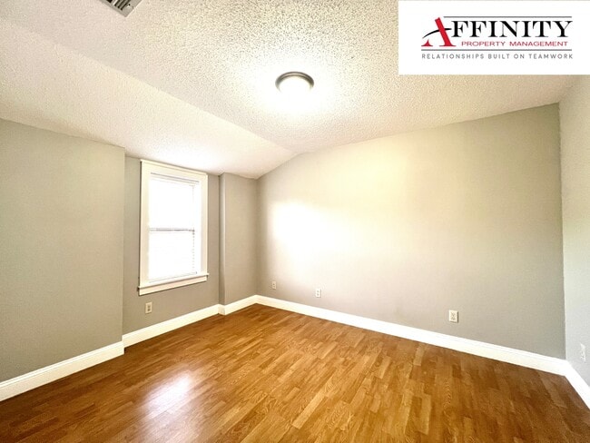 Building Photo - 1411 NE Englewood Rd