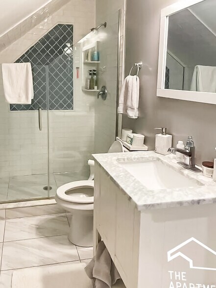 Building Photo - 2732 N Wilton Ave