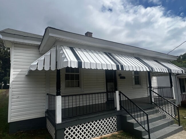 Building Photo - One Level House with Covered Front Porch