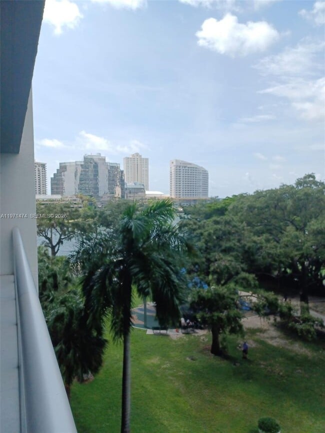 Building Photo - 495 Brickell Ave